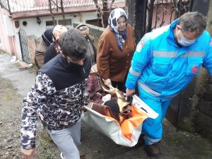 86 Yaşındaki Yaşlı Kadın Yol Olmadığı İçin Elde Taşındı