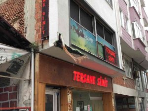 Kamyon Dar Sokakta İş Yerinin Duvarına Çarptı