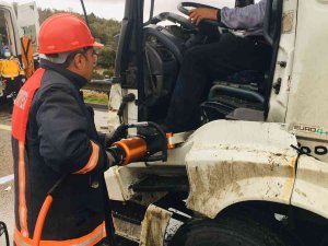 Tıra Çarpan Kamyonun Sürücüsü Yaralandı