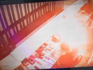 Cep Telefonunun Bataryası Bomba Gibi Patladı