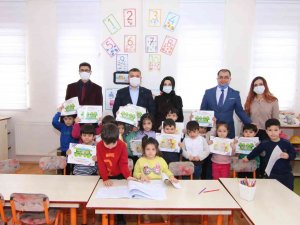 Kaymakam Mehmetbeyoğlu’ndan Öğrencilere Boyama Kitabı