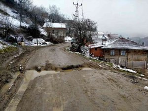 Köy Yollarında Çökme Ve Çatlaklıklar Oluştu