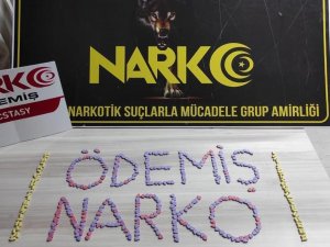 İ̇zmir’de Kıskıvrak Yakalanan Uyuşturucu Tacirleri Tutuklandı