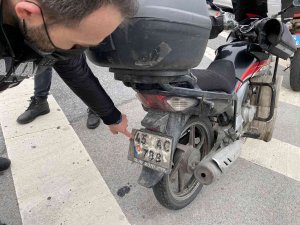 Plakalarını Gizleyen 4 Motosikletliye 3 Bin Tl Ceza