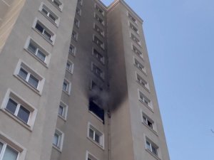Esenyurt’ta Site İçindeki 15 Katlı Binanın 8’inci Katında Çıkan Yangın Söndürüldü