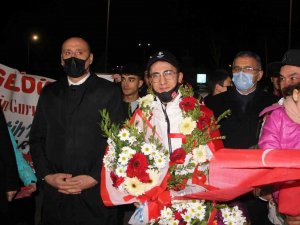 Olimpiyatlarda Tarih Yazan Furkan Akar Yurda Döndü