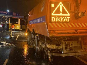 Beyoğlu’nda Makas Atan Otomobil Yol Temizleme Aracına Çarptı: 2 Yaralı
