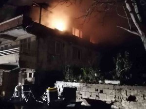 İ̇ki Katlı Ev Alevlere Teslim Oldu