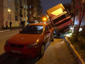 Pendik’te İki Araca Çarpıp Kaldırıma Çıkan Kamyonet, İki Teker Üstünde Askıda Kaldı