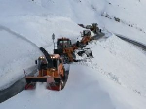 2230 Rakımlı Tanin Tanin Geçidi’nde Kar 1 Metreyi Buldu, Yollar Temizlendi