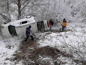 Hafif Ticari Araç Uçuruma Yuvarlandı, Yaralılar Güçlükle Kurtarıldı