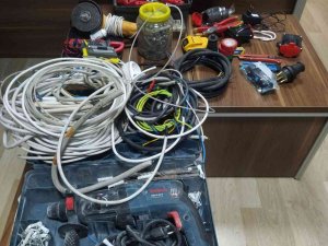 Çaldıkları Aletleri Çuvalla Taşırken Yakalandılar
