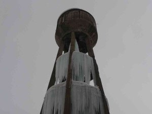 Muş’ta Su Deposu Kulesinde 30 Metrelik Dev Buz Sarkıtı Oluştu