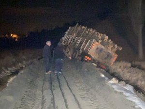 Çöken Yolda Batan Tomruk Yüklü Kamyon Devrilmekten Son Anda Kurtuldu