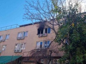 Otel Lojmanında Çıkan Yangında Alevlerin Arasında Mahsur Kaldılar
