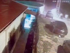 Arnavutköy’de Lüks Aracın Kundaklanma Anı Kamerada