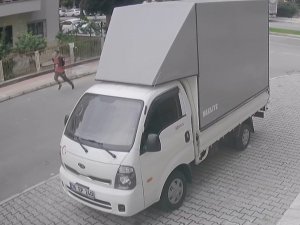 Genç Kız Kapkaççının Peşinden Koştu Ama Yetişemedi