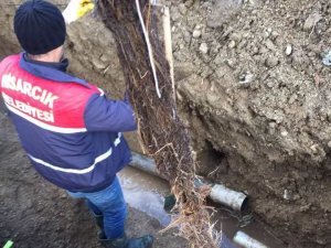 Hisarcık’ta Su Borusunun İçinden Çıkarılan 5 Metre Ağaç Kökü Şaşırttı