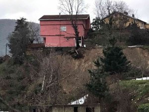 İ̇ki Katlı Evin Bahçesinde Heyelan Meydana Geldi