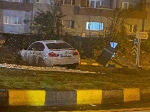 Kontrolden Çıkan Otomobil Önündeki Araçla Çarpıştı