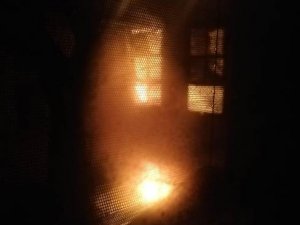 İ̇ki Katlı Ahşap Bina Yanarak Kül Oldu