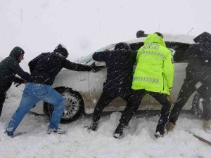 Yüksekova’da Kar Hayatı Felç Etti, 8 Araç Zincirleme Kaza Yaptı