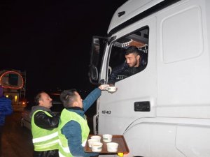 Yolda Mahsur Kalanlara Çorba İkram Edildi