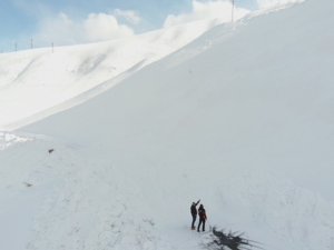 Bingöl’de Çığ Nedeniyle Kapanan Yol Ulaşıma Açıldı