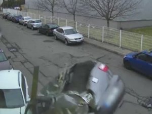 Çekya’da Kontrolden Çıkıp Uçan Araç Kadına Çarptı