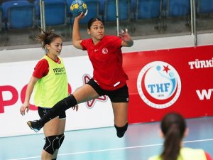 A Milli Kadın Hentbol Takımı’nın İ̇zlanda Maçları Hazırlık Kamp Kadrosu Açıklandı