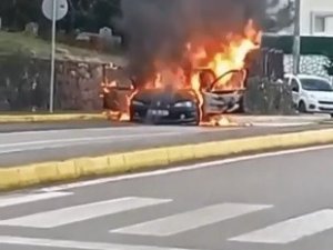İ̇lkokul Önünde Park Halinde Duran Otomobil Alev Alev Yandı