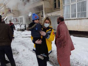 Niğde’de Ev Yangını; 8 Kişi Hastaneye Kaldırıldı