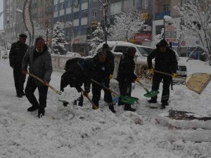 Hakkari’de Karla Mücadele Sürüyor