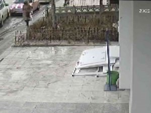 Gün Ortası Dükkanın Önündeki Aracı Çaldılar