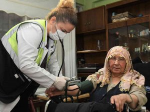 Kadın Hastadan Sağlık Ekibine ‘Cümbüşlü’ Teşekkür