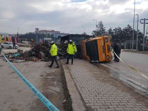 Karabük’te Hurda Yüklü Kamyon Devrildi