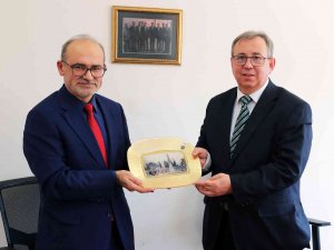 İ̇lahiyat Fakültesi Dekanlığına Prof. Dr. Öztürk Atandı