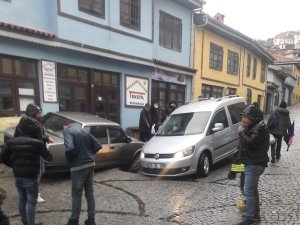 Seyir Halindeki Araç Çöken Yolun İçine Düştü