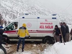 Yolda Mahsur Kalan Ambulansı Köylüler Kurtardı