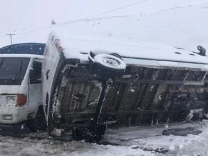 Servis Aracı Önce Pikapla Çarpıştı Ardından Yan Yattı