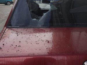 Saçaktan Sarkan Buz, Park Halindeki Aracın Üzerine Düştü
