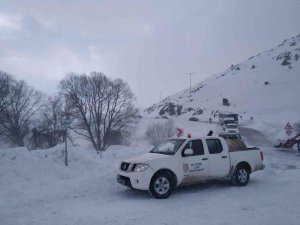 Ekipler Cenazeyi Köye Ulaştırmak İçin Seferber Oldu