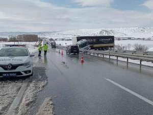 Kayan Tır Kara Yolunu Tek Taraflı Ulaşıma Kapattı
