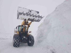 Siirt’te Kar Yolları Kapattı, Ekipler Hasta Adama 4 Saat Sonra Ulaşabildi