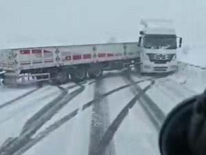 Buzlanan Yolda Kayan Tır Araç Kamerasında