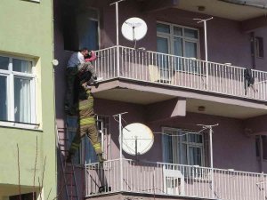 2 Yaşındaki Bebek Ve Annesi Dumanların Arasından Son Anda Kurtarıldı