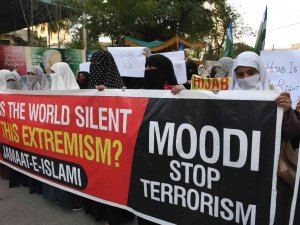 Pakistanlı Kadınlardan Hindistan’daki Okullarda Uygulanan Başörtü Yasağına Karşı Protesto