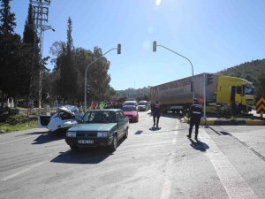 Kırmızı Işıkta Duran Otomobillere Çarptı; 7 Kişi Yaralandı