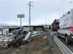Erzincan’da Tır İle Otomobil Çarpıştı: 2 Ölü