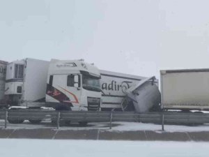 Buzlanan Yolda Zincirleme Kaza: 4 Yaralı
